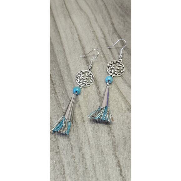 Leafy blue bead with tassel Dangle earrings - Picture 2 of 3